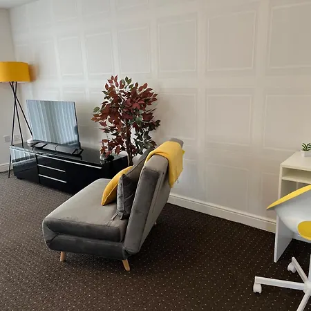 Lovelyhome4 Family & Contractors * Leeds (West Yorkshire)